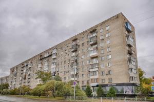 オムスクにあるOmsk Sutki Apartments on Irtyshskaya Naberezhnaya 13の大煉瓦造りの大通り