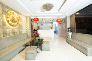 eine Lobby mit Sofas und einem Tisch in einem Laden in der Unterkunft Oliver Hotel in Nha Trang