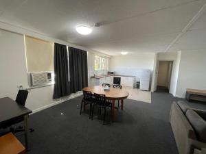 une chambre avec une table et des chaises ainsi qu'une cuisine dans l'établissement Parkside Inn Motel, à Melbourne