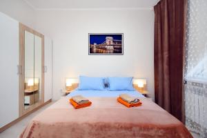 sypialnia z dużym łóżkiem z dwoma ręcznikami w obiekcie ЖК Радужный берег, апартаменты рядом с аэропортом РБ328 w mieście Turksib