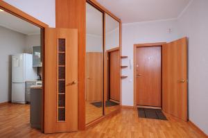 オムスクにあるOmskSutki Apartments on Volchovstroya st.の木製のドア2つとキッチンが備わる客室です。