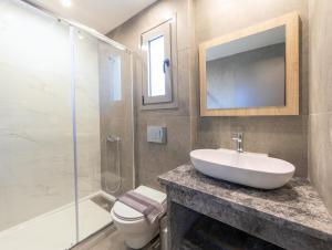 uma casa de banho com um lavatório, um WC e um chuveiro em MEDITERRANEO em Skala Potamias