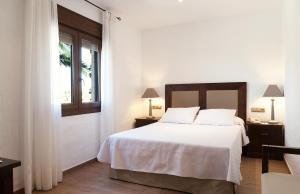 a bedroom with a white bed and a window at Hotel Antonio in Zahara de los Atunes