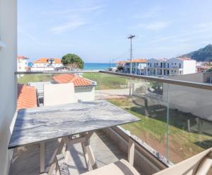 - une table sur un balcon avec vue sur l'océan dans l'établissement MEDITERRANEO, à Skala Potamias
