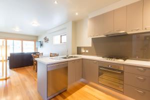 Cucina o angolo cottura di Club Wyndham Dinner Plain, Trademark Collection by Wyndham