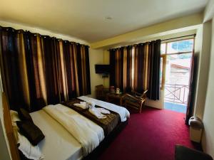 sypialnia z łóżkiem z dwoma pluszakami w obiekcie The Destination Manali w mieście Manāli