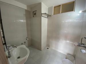 Phòng tắm tại The Destination Manali