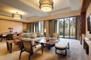 sala de estar con sofá y mesa en InterContinental Kunming, an IHG Hotel, en Kunming