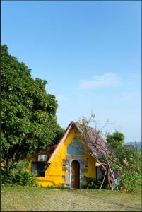 een huis dat geel en blauw is geschilderd bij Bavi Annam Garden in Ba Vì