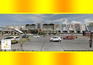 un aparcamiento con coches delante de un edificio en SM City Area Backpacker’s Place with Aircon & WIFI, en Iloilo City
