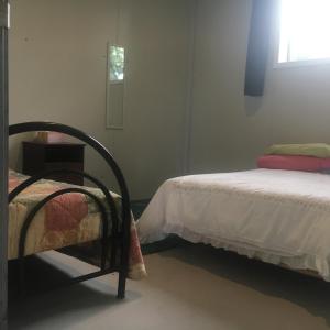 een slaapkamer met 2 bedden en een raam bij Something Different - Shedstay in Donnybrook