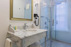 La salle de bains est pourvue d'un lavabo et d'une douche. dans l'établissement Meroddi La Porta Hotel, à Istanbul