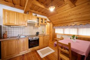 Kuchyň nebo kuchyňský kout v ubytování Tourist Farm Firbas