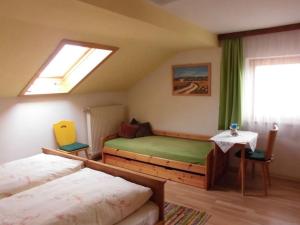 1 dormitorio con 2 camas y ventana en Haus Wegscheider, en Teisendorf