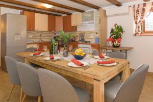 Kuchnia lub aneks kuchenny w obiekcie Spacious holiday home Guran