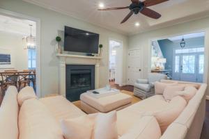 ein Wohnzimmer mit Couch und Kamin in der Unterkunft Green Winged Teal in Kiawah Island