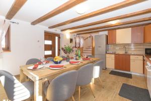 Kuchnia lub aneks kuchenny w obiekcie Spacious holiday home Guran