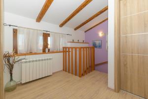 Pokój z korytarzem z drzwiami i oknem w obiekcie Spacious holiday home Guran w mieście Vodnjan