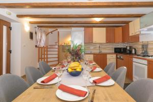 Kuchnia lub aneks kuchenny w obiekcie Spacious holiday home Guran