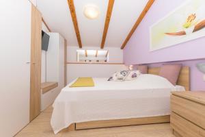 sypialnia z białym łóżkiem w pokoju w obiekcie Spacious holiday home Guran w mieście Vodnjan