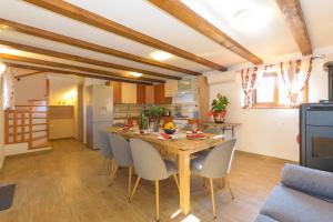 Zdjęcie z galerii obiektu Spacious holiday home Guran w mieście Vodnjan