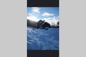 einen Schneehaufen vor einem Haus in der Unterkunft Nyhuset på Skogan in Valsøybotn