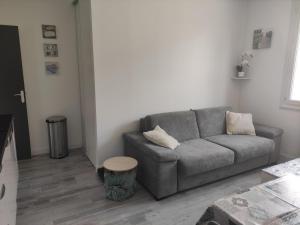 a living room with a couch and a table at L'Appartement du Veillon in Talmont