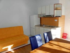 eine Küche mit einem Sofa, einem Tisch und Stühlen in der Unterkunft Apartment in Duce with Terrace, Air conditioning, Wi-Fi, Washing machine (4166-6) in Duće + 27 Fotos