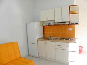 eine kleine Küche mit Spüle und Kühlschrank in der Unterkunft Apartment in Duce with Terrace, Air conditioning, Wi-Fi, Washing machine (4166-6) in Duće