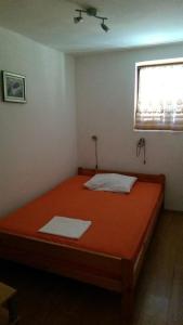 Posteľ alebo postele v izbe v ubytovaní Apartment in Kustici with sea view, terrace, air conditioning, Wi-Fi (4847-2)