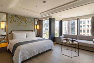 una camera da letto con un letto grande e un divano di Hanns House a Taipei