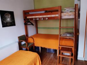 Lliteres en una habitació de Gite "Etape à Coucy"