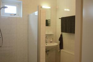 Koupelna v ubytování 't Rond Bargie + 72 fotografií