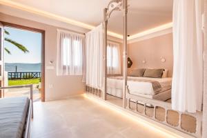 Aegean Village Beachfront Resort客房内的一张或多张床位