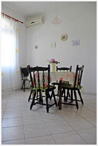En restaurant eller et andet spisested på Apartment in Slatine with sea view, terrace, air conditioning, Wi-Fi (4782-2)