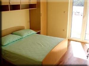 Posteľ alebo postele v izbe v ubytovaní Apartment in Kampor with sea view, terrace, air conditioning, Wi-Fi (4610-5)