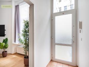 ベルリンにあるApartment Berlin Paul-Robeson-Straßeの窓付きの客室内の引き戸