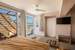 Aegean Village Beachfront Resort的电视和/或娱乐中心