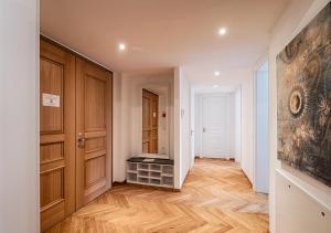 a hallway with wooden floors and a door and a room at Familienapartment mit Blick zur Frauenkirche in Dresden +7 photos