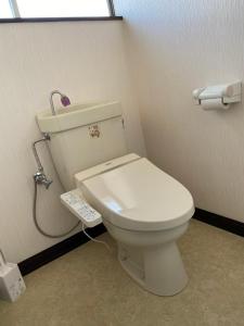 a bathroom with a white toilet in a room at 民泊ドリームルーカー in Haranomachi