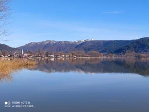 a view of a lake with mountains in the background at TORRHEBİA DAĞ EVİ in Odemis