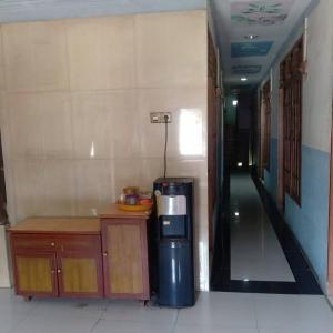 een kleine keuken met een koelkast en een tafel bij Hotel Alifah 1 Syariah in Rawabokor Dua