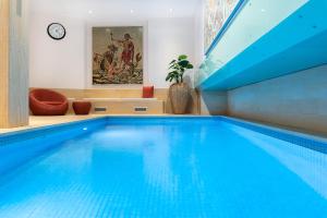 een groot blauw zwembad in een gebouw bij Altstadthotel Wolf-Dietrich in Salzburg