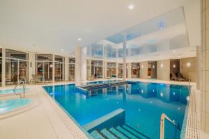 Bazén v ubytovaní Crystal Mountain Hotel Wisła alebo v jeho blízkosti