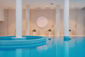 Bazén v ubytovaní Crystal Mountain Hotel Wisła alebo v jeho blízkosti