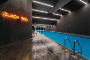 Bazén v ubytovaní Crystal Mountain Hotel Wisła alebo v jeho blízkosti