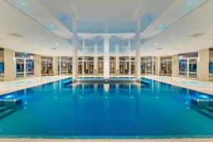 Bazén v ubytovaní Crystal Mountain Hotel Wisła alebo v jeho blízkosti