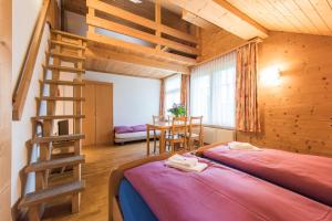 Un pat sau paturi într-o cameră la Hotel Alpenrose beim Ballenberg