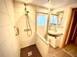 y baño con ducha y lavamanos. en Gästehaus Lang, en Wunsiedel