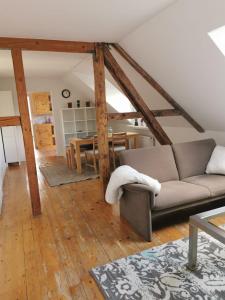 ein Wohnzimmer mit einem Sofa und einem Tisch in der Unterkunft Appartements Papillon in Gevelsberg